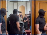 U zaječarsku skupštinu upali nabildovani muškarci s fantomkama (VIDEO)