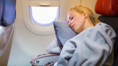 Stručnjak za spavanje otkriva TRIK kako da ZASPITE U AVIONU za samo 5 MINUTA