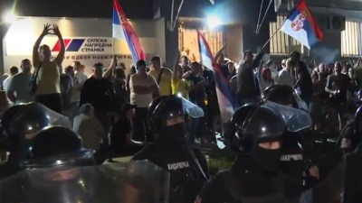 HAOS na Novom Beogradu: Žandarmerija potisnula građane, naprednjaci ih gađali jajima i flašama