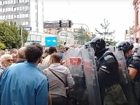TENZIJA u Zaječaru zbog konstitutivne sednice: Građani se guraju sa policijom i privatnim obezbeđenjem (VIDEO)
