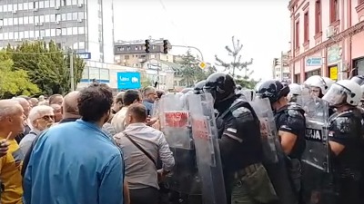 TENZIJA u Zaječaru zbog konstitutivne sednice: Građani se guraju sa policijom i privatnim obezbeđenjem (VIDEO)