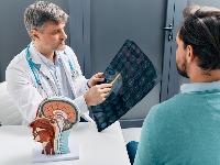 Ocu dvoje dece (40) je otkriven RAK MOZGA nakon što je IGNORISAO jedan čudan simptom