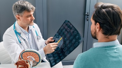 Ocu dvoje dece (40) je otkriven RAK MOZGA nakon što je IGNORISAO jedan čudan simptom