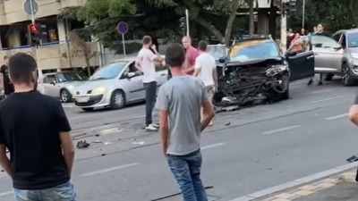 Stranac prošao kroz crveno, udario u auto u kom je bilo dece: Udes u Vojvode Stepe (FOTO/VIDEO)