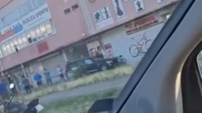 Haos na NBG: Pokosio žene na trotoaru, pa se zakucao u zgradu (VIDEO)