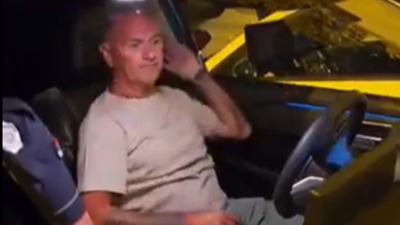 BIZARNO privođenje u NS: Vozač koji je probio blokadu vozio sam sebe u policiju, policajac mu suvozač (VIDEO)