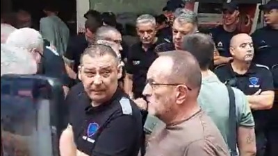 NAPETO ispred PKS: Policijaci stoje iza privatnog obezbeđenja, Ćuta bio na ivici fizičkog okršaja (VIDEO)