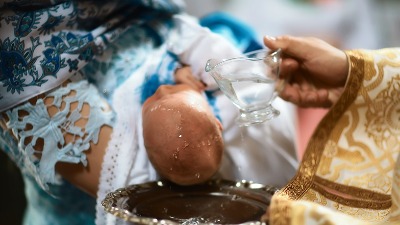 DA LI SE DETE MOŽE KRSTITI U VREME POSTA? Evo kakav je stav crkve o velikoj nedoumici koja muči Srbe 