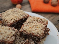  Sočne griz kocke s jabukama i orasima: Brzi desert od jednostavnih sastojaka