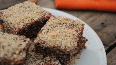  Sočne griz kocke s jabukama i orasima: Brzi desert od jednostavnih sastojaka