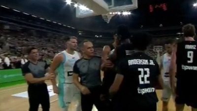 Umalo se POTUKLI Dončić i Bonga (VIDEO)