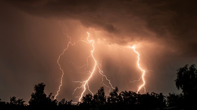 Kako preživeti udar groma? Ovo je PRVA STVAR koju morate da uradite