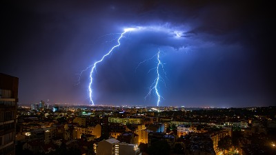 Zašto nikada ne biste smeli da se tuširate tokom grmljavine? Može da bude kobno