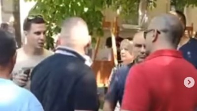 Pristalice SNS upale na manifestaciju Slovačke svečanosti i cepale fotografije sa protesta (VIDEO)