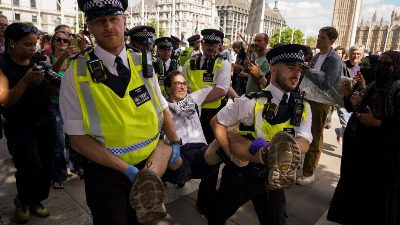 Londonska policija MASOVNO hapsila demonstrante: Morali da ih NOSE (FOTO)