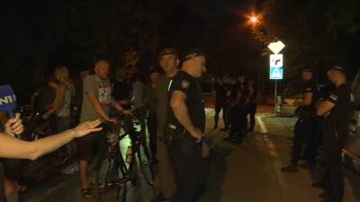 Bojkot Dana piva u Zrenjaninu: Policija blokirala ulicu i redom legitimiše građane