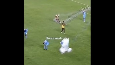 Užas: Pirotehnikom pogodili fudbalera u međunožje (VIDEO)