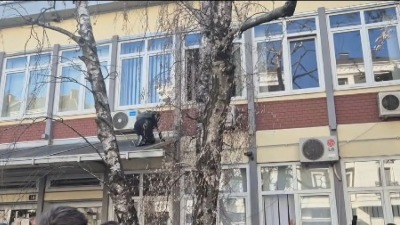 Evo kako su studenti "preskočili" policiju i ušli na DIF: Popeli se na drvo, pa ušli u zgradu kroz prozor (VIDEO)