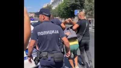 Studenti: Nastavnik uhapšen u Zemunu posle odavanja pošte (VIDEO)