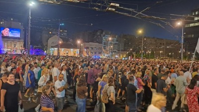 Srednjoškolci poslali jaku poruku: "Da li će nas zaštititi oni koji su u zgradi Vlade Srbije tukli Nikolinu"