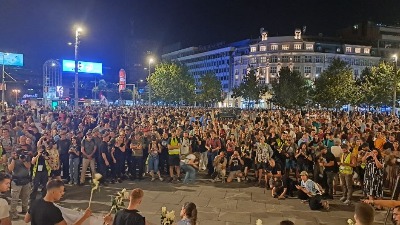 "Srednjoškolci pamte": Građani odaju počast nastradalima na Trgu, policija čuva Ćacilend (FOTO, VIDEO)