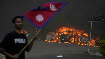 Zapaljena najveća medijska kuća u Nepalu (VIDEO)