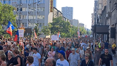 AP: Sve veći protesti postavljaju do sad najveću pretnju srpskom populističkom predsedniku
