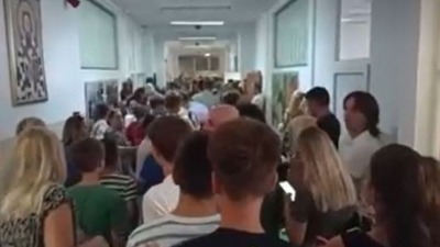 Haos u školi u Mirijevu: Roditelji upali na sednicu Nastavničkog veća, SNS direktor se zaključao u ženski toalet, pa pozvao policiju (FOTO, VIDEO)