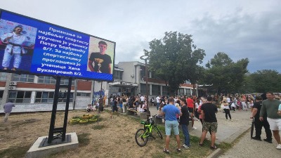 Roditelji đaka u Mirijevu i jutros dočekali SNS direktora škole, on pobegao čim ih je video