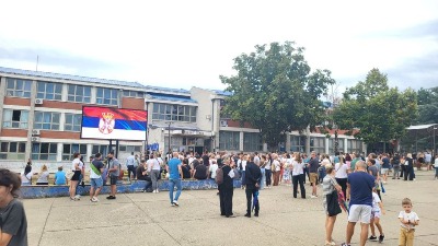 Tenzije u Mirijevu: Novom SNS direktoru škole stigle instrukcije da dovede policiju u školu