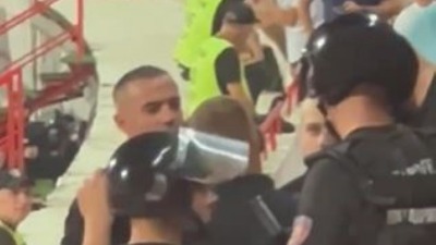 Prijateljski razgovor Žandarmerije i batinaša na Marakani (VIDEO)