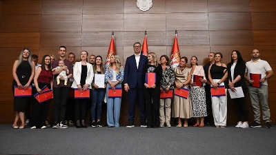 Vučić uručio ugovore zdravstvenim radnicima koji su odlučili da se vrate u Srbiju