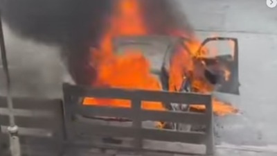 Požar progutao auto na parkingu u Kragujevcu (VIDEO)
