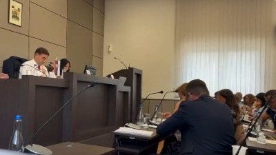 SKANDAL U REŽIJI SNS Na sednici Skupštine odbornica glasala iako NIJE BILA TU (VIDEO)
