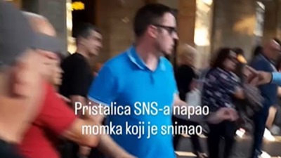 Incident u Kraljevu: Muškarac iz kolone "protiv blokada" napao mladića (VIDEO)