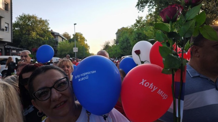 Građani našli spisak SNS-ovaca koji su bili na skupu protiv blokada pa imena pročitali naglas (FOTO, VIDEO)