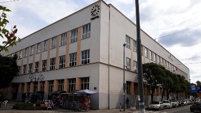 SSP Kruševac: Đaci na nastavi dok pada fasada, a institucije ćute