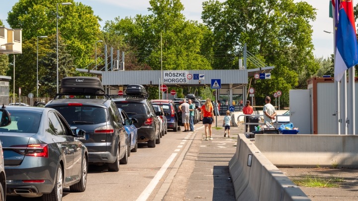 Novosadski srednjoškolci čekali na granici 12 sati zbog novog sistema ulaska u EU