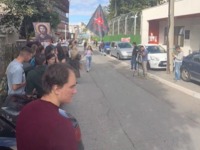 Građani ispred CZ-a gde će biti prebačen student Bogdan (FOTO, VIDEO)