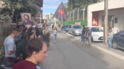 Građani ispred CZ-a gde će biti prebačen student Bogdan (FOTO, VIDEO)