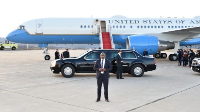 Drama: Letelica umalo udarila Trampov avion (VIDEO)