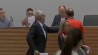 Šapićeva udarna pesnica nasrnuo na opozicionara: Bastać iskulirao (VIDEO)