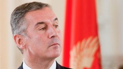 Kod kuće arsenal, a karton prazan: Milo Đukanović naoružan do zuba