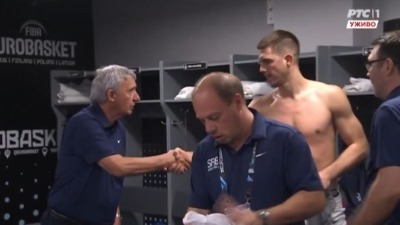 Pešić posle Češke u svlačionici posebno čestitao jednom košarkašu (VIDEO)