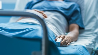 Medicinska sestra otkriva 6 NEOBIČNIH FENOMENA koje većina ljudi doživi neposredno PRED SMRT 