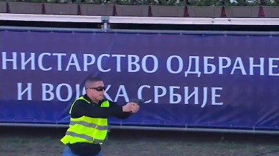 Skandal na vojnoj paradi, "napadač“ na Kobre prikazan u žutom prsluku – aluzija na studente“: Sekretar PSG se oglasio
