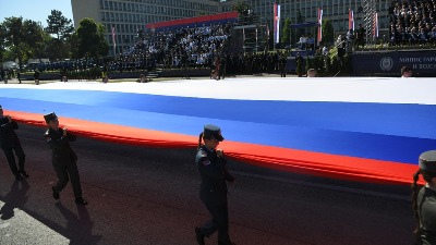 "Pet nijansi srpske trobojke": Blam sa vojne parade sa zastavom (FOTO)
