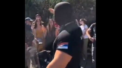 OTKRIVENO ko je žandarm sa fantomkom koji nije dozvolio ljudima da prisustvuju vojnoj paradi (VIDEO)