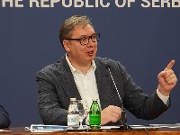 Vučić objavio kolike će biti plate medicinarima i nastavnicima od 1. oktobra