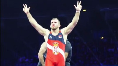 Srpski rvač podigao tri prsta posle zlata u Zagrebu - Hrvati traže kaznu
